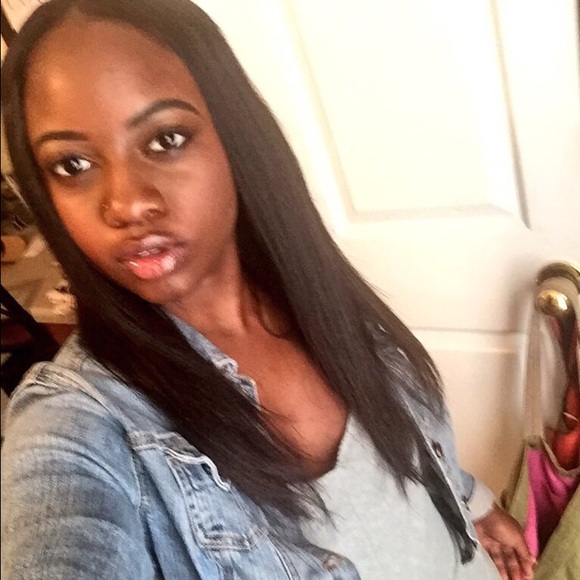 Profile Picture of Fe Charde (@fecharde) on Poshmark