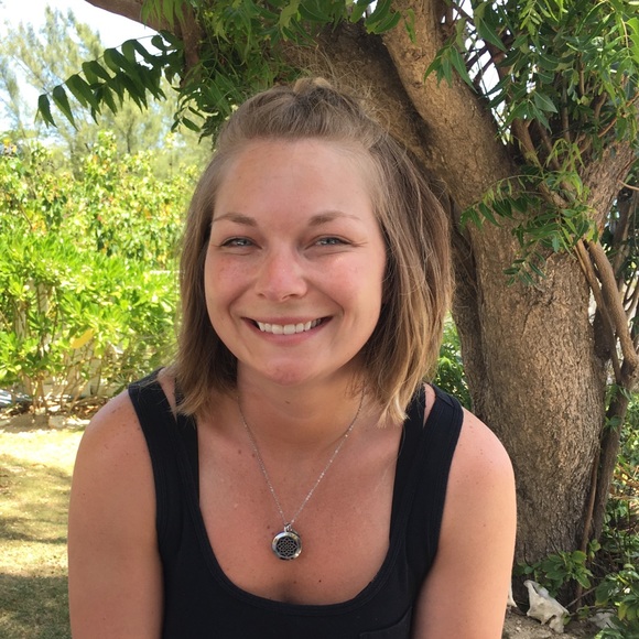 Profile Picture of Anne Blommel (@akblommel) on Poshmark