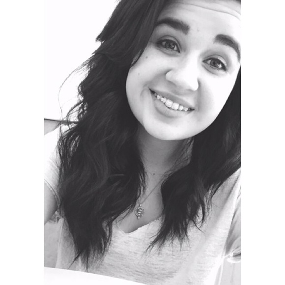 Profile Picture of Taylor Rowberry (@taytayrenee747) on Poshmark