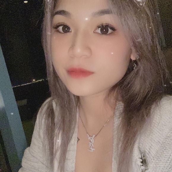Profile Picture of Ana Huynh (@anahuynh238) on Poshmark