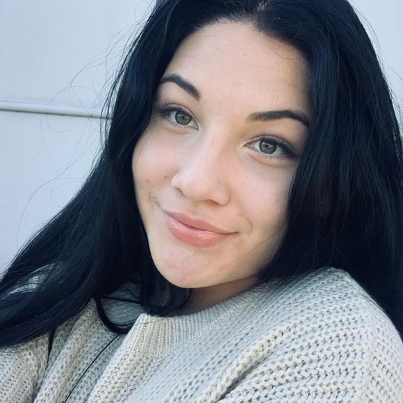 Profile Picture of Deannah Evison (@deannahjayde) on Poshmark