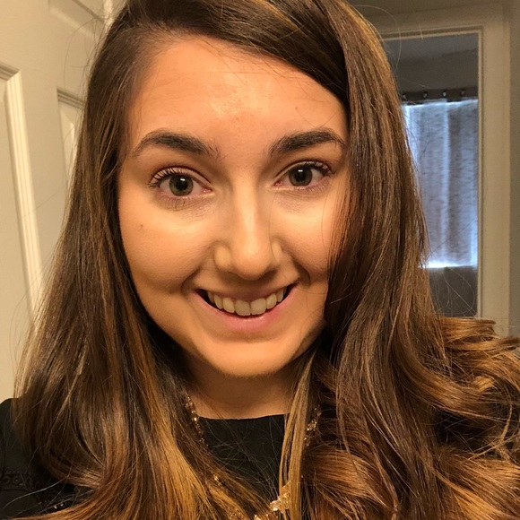 Profile Picture of Lauren Neumaier (@lneumaier) on Poshmark