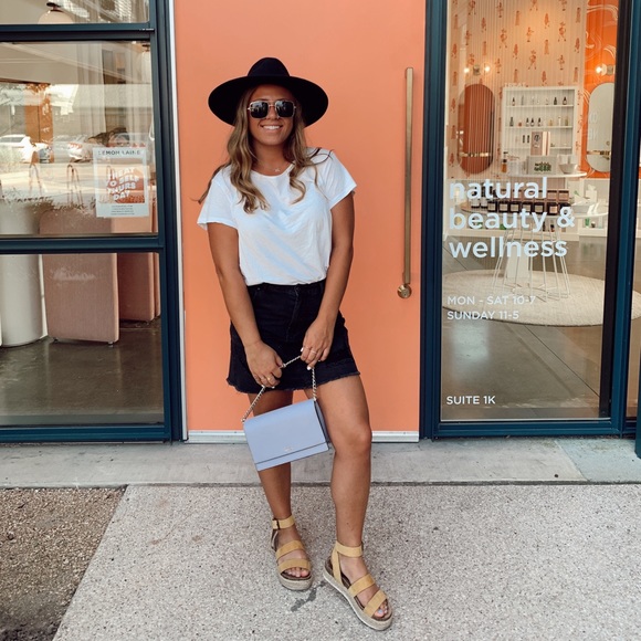 Profile Picture of Victoria Larson (@vlarson95554) on Poshmark