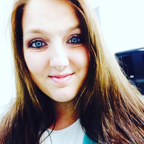 Profile Picture of Leeza Hemric (@leezahemric24) on Poshmark