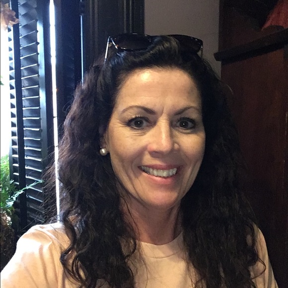 Profile Picture of Roberta Perez (@rmaeperez) on Poshmark