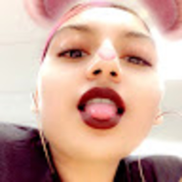 Profile Picture of Lily Leon (@lilyleon323) on Poshmark