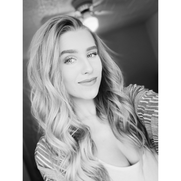 Profile Picture of Beth Carter (@cethbarterr) on Poshmark