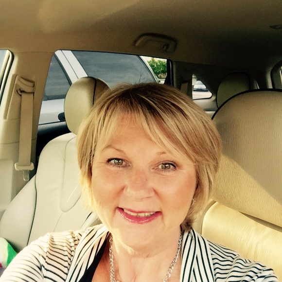 Profile Picture of Mavis Gauruder (@mayvo35) on Poshmark