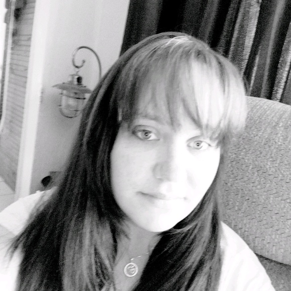 Profile Picture of Mandy Mason (@mandylmason) on Poshmark