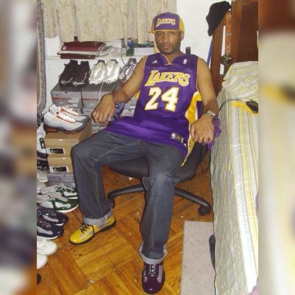 Profile Picture of Damien Phillips (@damien_phillips) on Poshmark