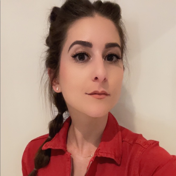 Profile Picture of Jacqueline Hicks (@jhicks1129) on Poshmark