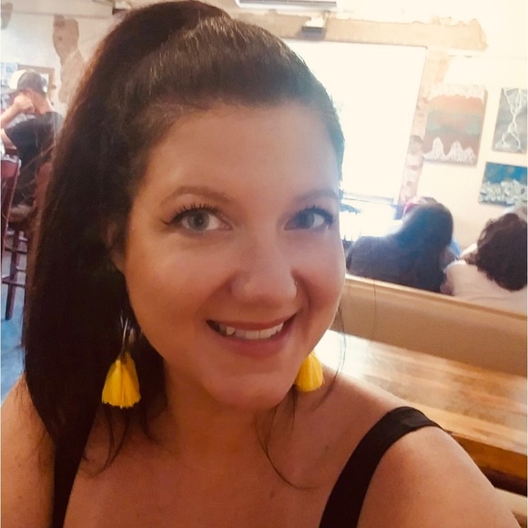 Profile Picture of Brandi Kilgore (@scarlet_bee) on Poshmark