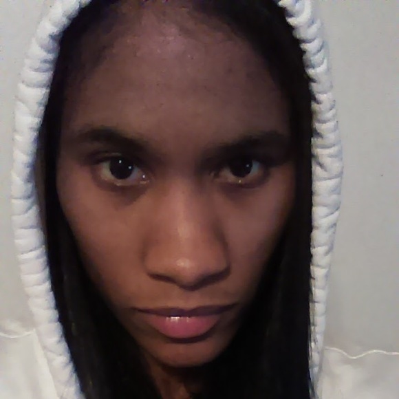 Profile Picture of Amber Blanding (@ambernaeem) on Poshmark