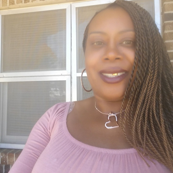 Profile Picture of Paula Burgess (@applepie43) on Poshmark
