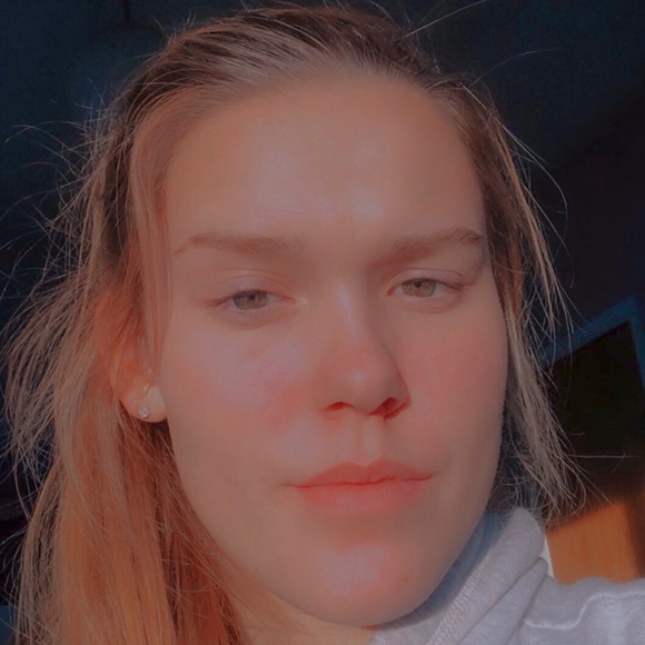 Profile Picture of Emma Langemo (@emmalangemo) on Poshmark