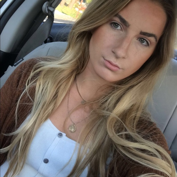 Profile Picture of Jesica Eppstein (@jesica_eppstein) on Poshmark
