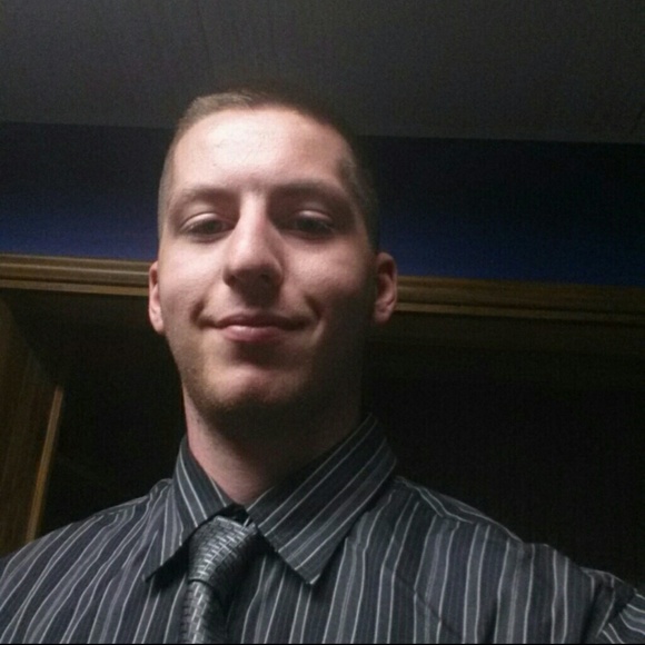 Profile Picture of Logan Redcay (@redcayl) on Poshmark