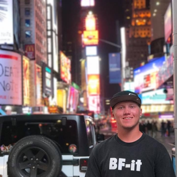 Bubba Tufty - Poshmark Profile Picture of Bubba Tufty (@bubbatufty96) on Poshmark