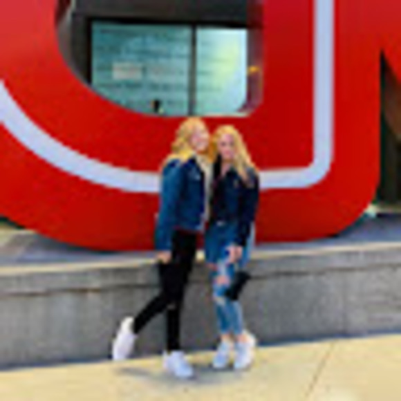 Profile Picture of Elle Warnett (@ellepwarnett) on Poshmark