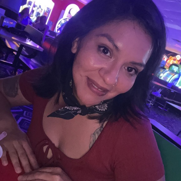 Profile Picture of Daniela Robledo (@reyrobledo22) on Poshmark