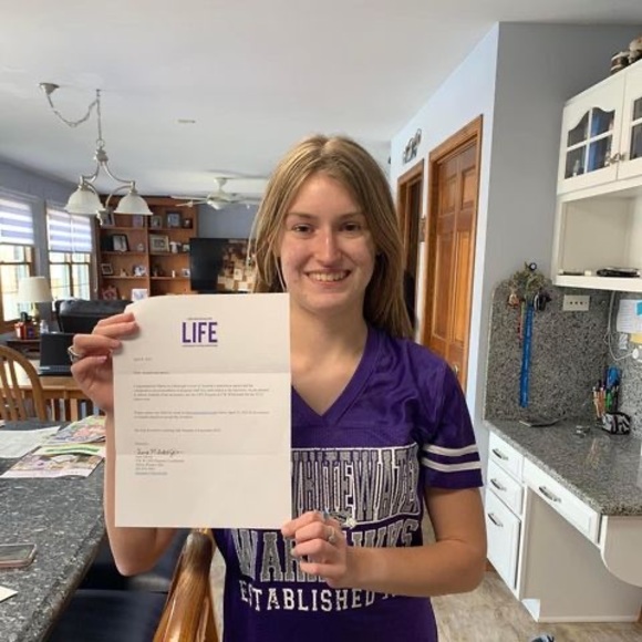 Profile Picture of Amanda Forneris (@agforneris) on Poshmark