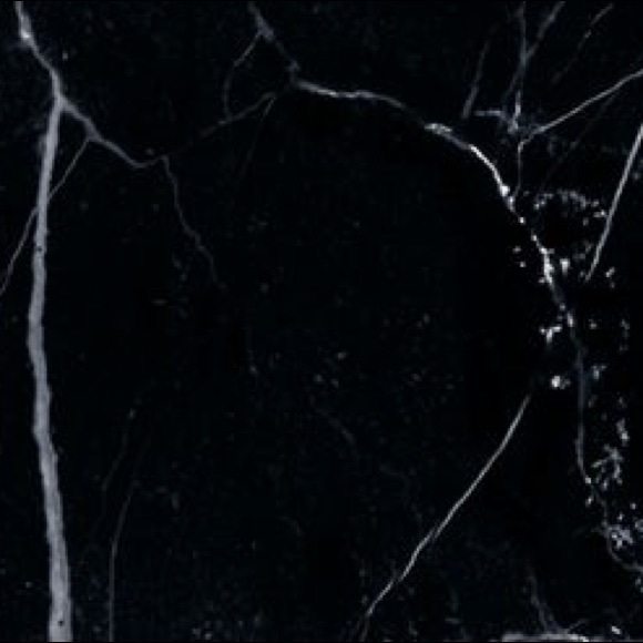 Profile Picture of Liane L (@mariamm_p) on Poshmark