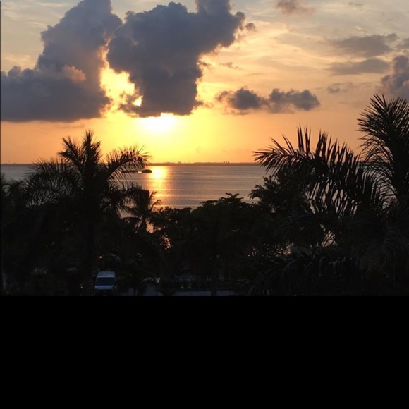 Profile Picture of Robin Price (@rprice01) on Poshmark