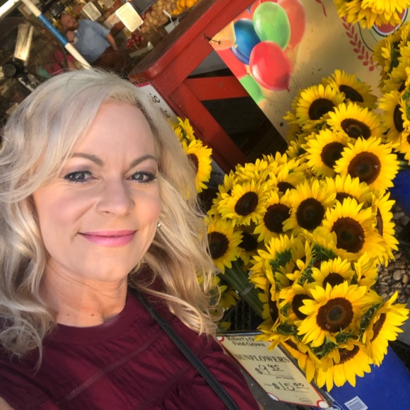 Profile Picture of Mary beth Shackelford (@mbshack) on Poshmark