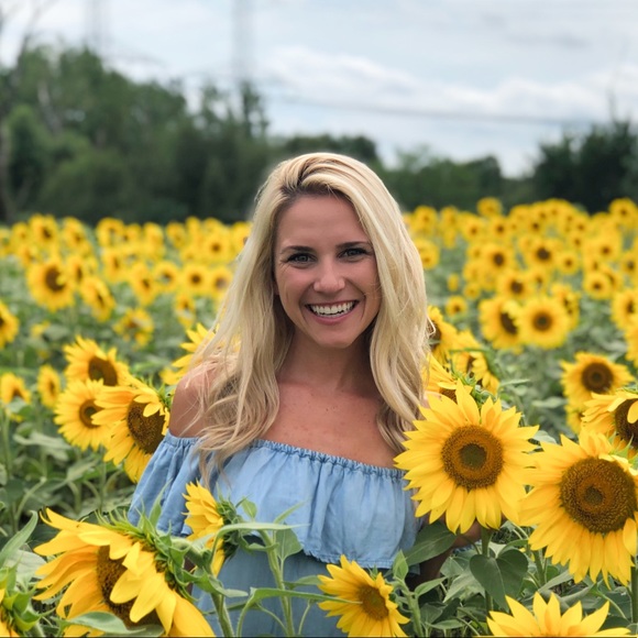 Profile Picture of Jillian Wise (@jillianpwise) on Poshmark