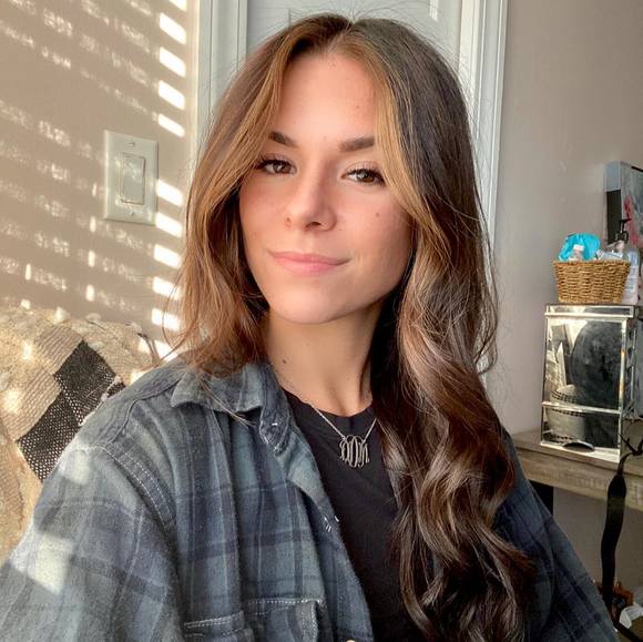 Profile Picture of Daniela Detore (@daniela_detore) on Poshmark