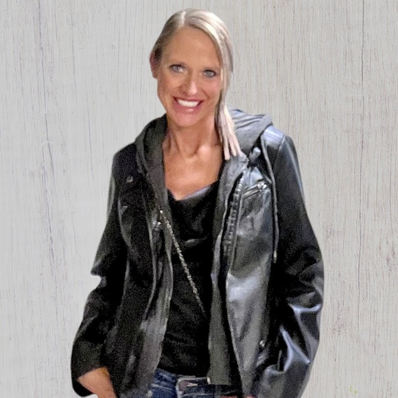 Profile Picture of Roni Detring (@rmhughes) on Poshmark