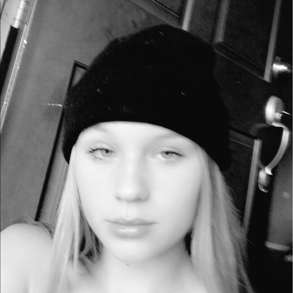 Profile Picture of Hailey Matthews (@h_matthews24) on Poshmark