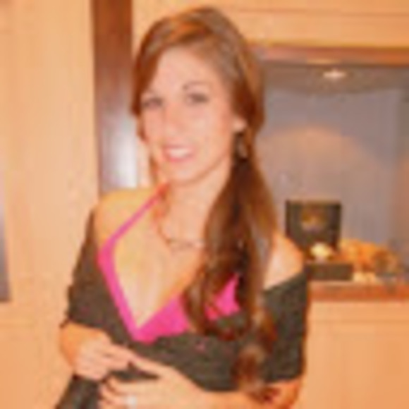 Profile Picture of Angela Pagano (@angelapaulinep) on Poshmark