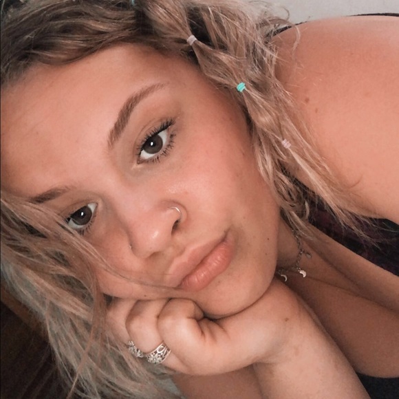 Profile Picture of Alison Fanger (@alisonfanger) on Poshmark