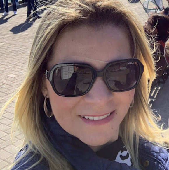 Profile Picture of Jussara Alves (@alvesjussara294) on Poshmark