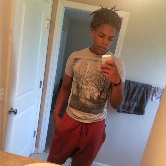 Profile Picture of Devin Sampson (@deesamp) on Poshmark