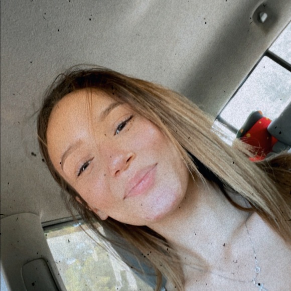 Rebecca Schwindler - Poshmark Profile Picture of Rebecca Schwindler (@beccaschwin926) on Poshmark