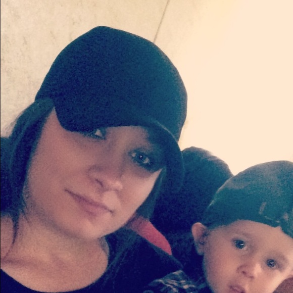 Profile Picture of Taylor Kwiatkowski (@taylaray412) on Poshmark