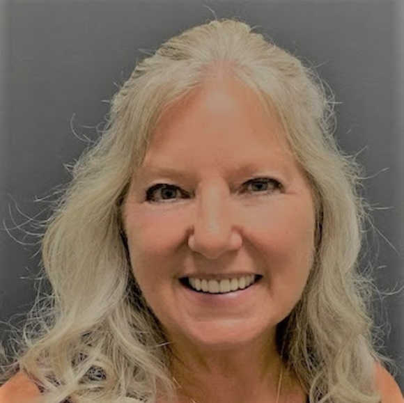 Profile Picture of Myrna Duffey (@myrnlr) on Poshmark