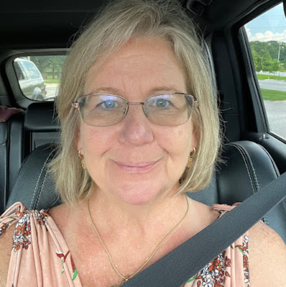 Profile Picture of Shelli Bell (@vrichelebell) on Poshmark
