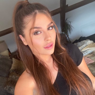 Profile Picture of Maya (@maya_barker) on Twitter