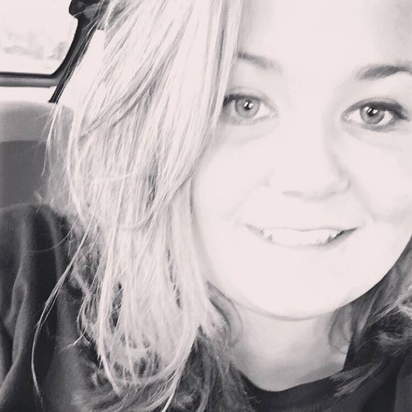 Profile Picture of Kenna Hellbusch (@kennahellbusch) on Poshmark