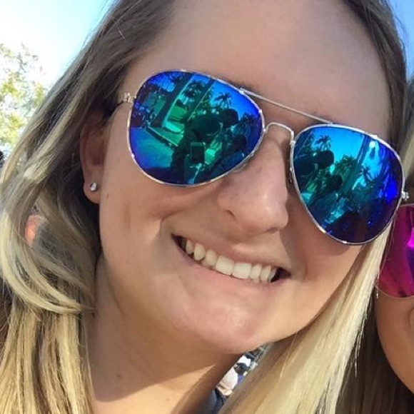 Profile Picture of Ali Gadzinski (@agadzins) on Poshmark