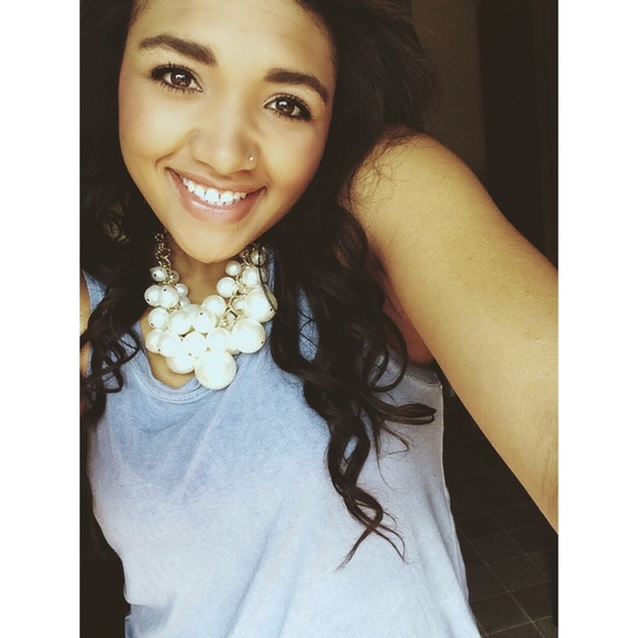 Profile Picture of Octavia Engesser (@octavia11) on Poshmark