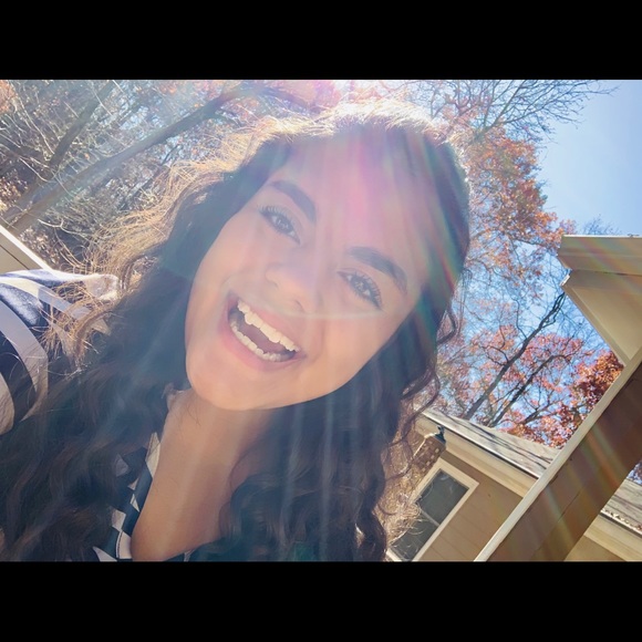 Profile Picture of Skye Vertullo (@skyevertullo16) on Poshmark