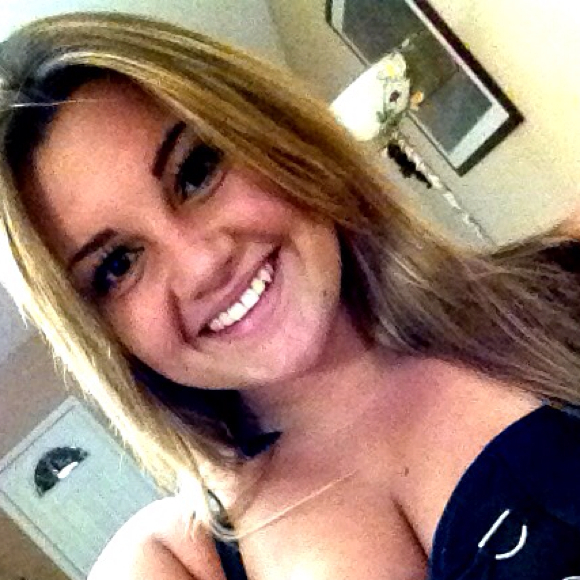 Profile Picture of Lorielle Hansen (@loriellehansen) on Poshmark