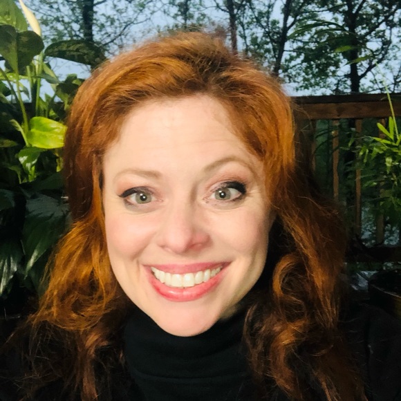 Profile Picture of Sarah Bratcher (@sarahsmilesays) on Poshmark