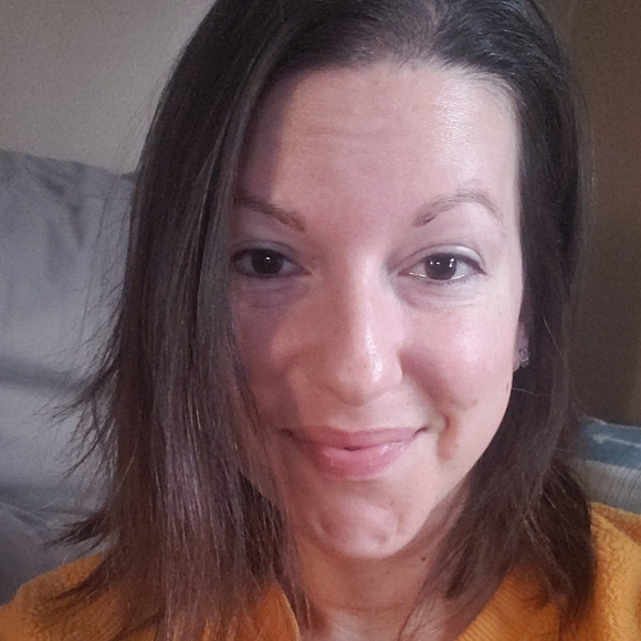 Profile Picture of Angela Erceg (@angelaerceg) on Poshmark