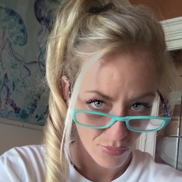Profile Picture of Ariel Hoffner (@ariellove1213) on Poshmark