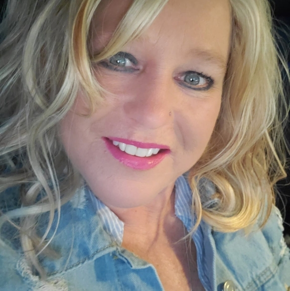 Profile Picture of Allison Wilkerson (@pinkrocktruck) on Poshmark